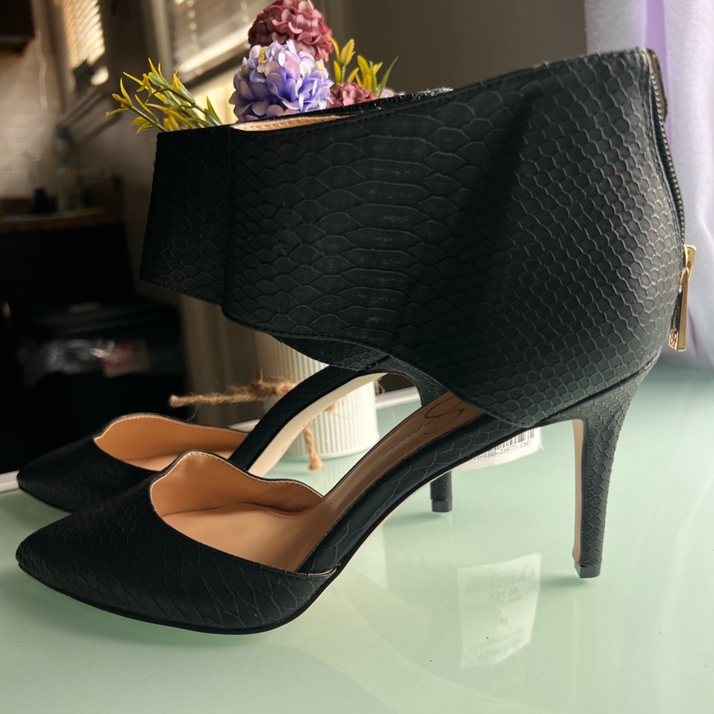 Jessica Simpson NWT Black Heels with Textured Design